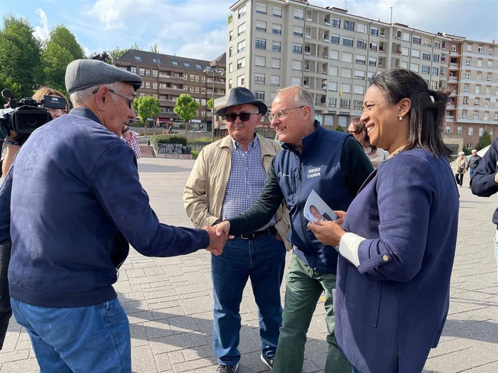 El candidato del PP al Principado, Diego Canga, reparte propaganda electoral en Oviedo.
