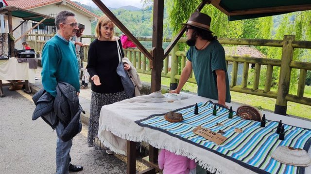 La candidata de Podemos al Principado, Covadonga Tomé, visita Cabranes