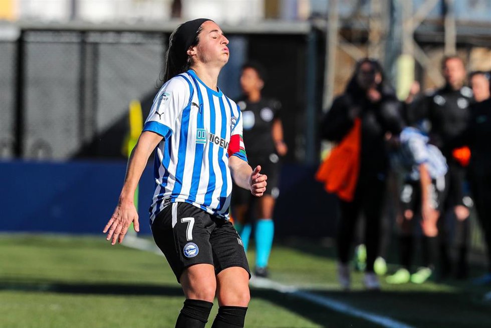 Archivo - Ane Miren Martínez se lamenta durante un partido del Deportivo Alavés Gloriosas en la Liga F 2022-2023