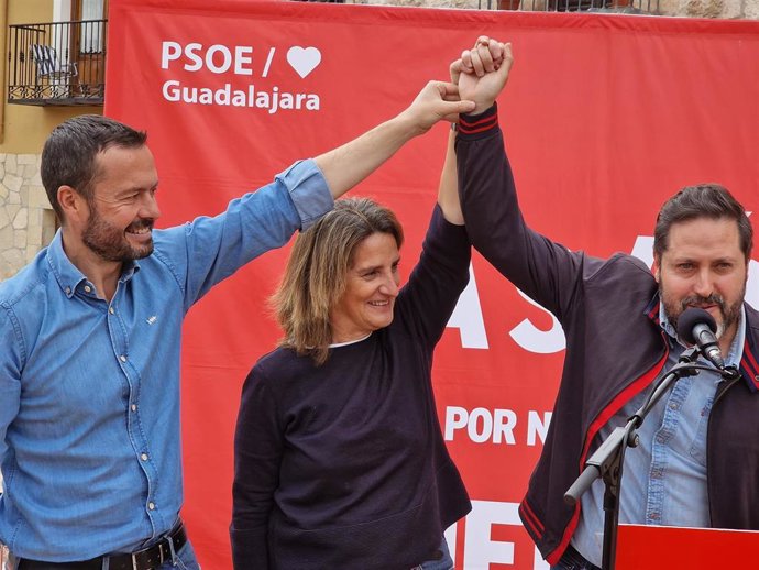 El candidato socialista recibe el respaldo de la vicepresidenta tercera y ministra de Transición Ecológica y Reto Demográfico, Teresa Ribera, y del consejero de Desarrollo Sostenible, José Luis Escudero.