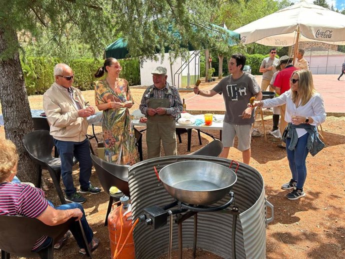 La líder de la formación naranja y aspirante a la Alcaldía de Ciudad Real, Eva María Masías, con vecinos de La Poblachuela.