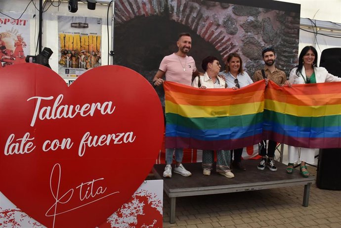 Tita García (SPEO) con integrantes de la Asociación LGTBora y Fundación Triángulo.