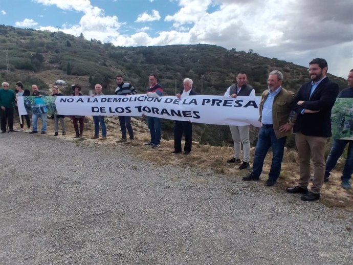 Manifestación de VOX contra el derribo de la presa de Los Toranes.