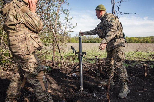 Ukrainian militaers with a mortar near Bakhmut