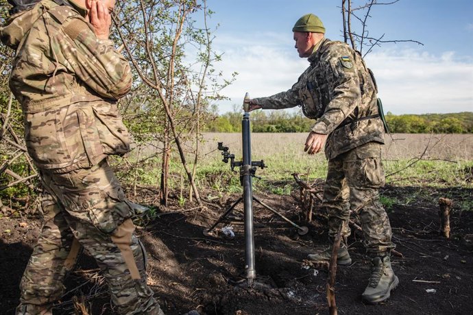 Militaers ucranianos con un mortero cerca de Bajmut