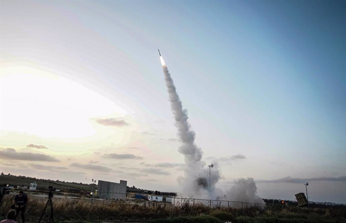 Proyectil del sistema de defensa antiaérea israelí Cúpula de Hierro cerca de Sderot