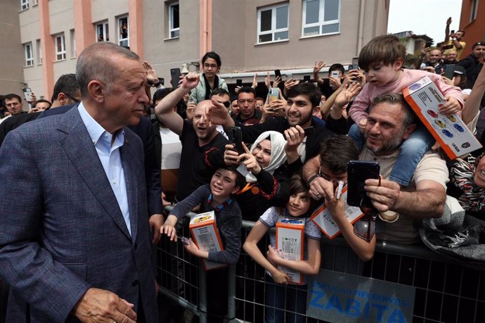 El presidente turco, Recep Tayyip Erdogan, junto a simpatizantes antes de votar en las elecciones presidenciales