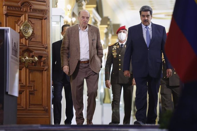 Archivo - Imagen de archivo del ministro de Exteriores de Colombia, Álvaro Leyva, y el presidente de Venezuela, Nicolás Maduro, en Caracas