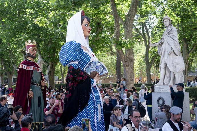 Pasacalles de Gigantes y Cabezudos durante una visita al Madrid Antiguo, a 13 de mayo de 2023, en Madrid (España). 
