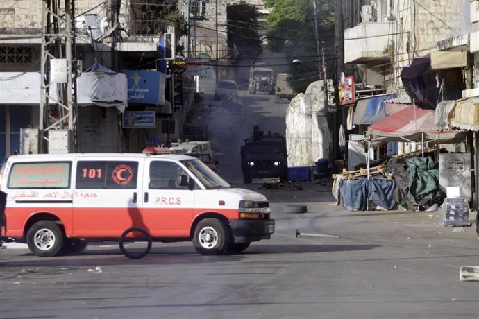 Una ambulancia en medio de una redada en Nablús, Cisjordania