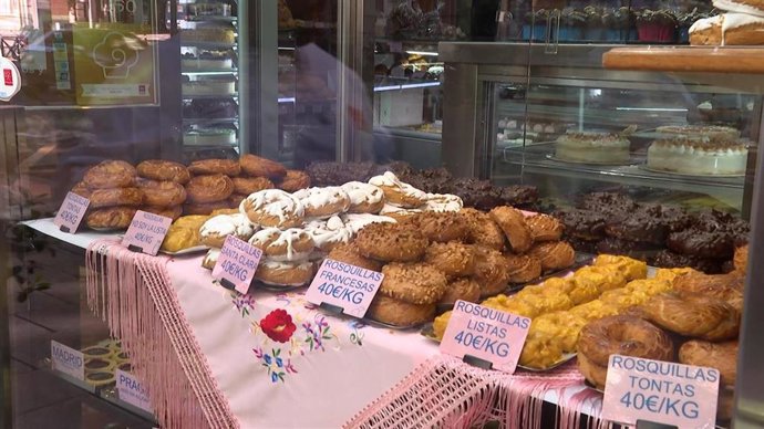 Archivo - Las pastelerías de Madrid se llenan de rosquillas