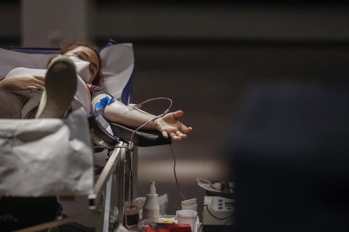 Archivo - Una mujer donando sangre en el centro comercial Metromar en una imagen de archivo.