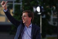 Almeida confía en alcanzar una "mayoría amplia" para "no depender de nadie" porque el PP "sigue creciendo"