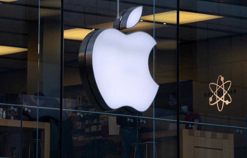 Archivo - FILED - 26 January 2022, Bavaria, Munich: The logo of the technology company Apple can be seen at the Apple Store in the city center. Photo: Sven Hoppe/dpa