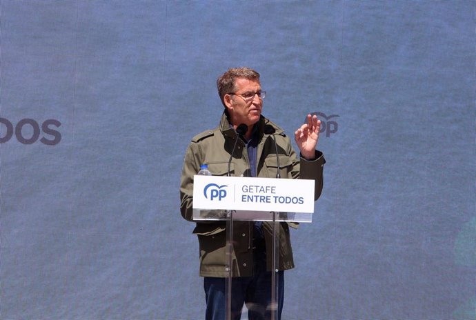 El presidente del Partido Popular, Alberto Núñez Feijóo, interviene durante un mitin en la estación central de Getafe, a 13 de mayo de 2023, en Getafe, Madrid (España). 