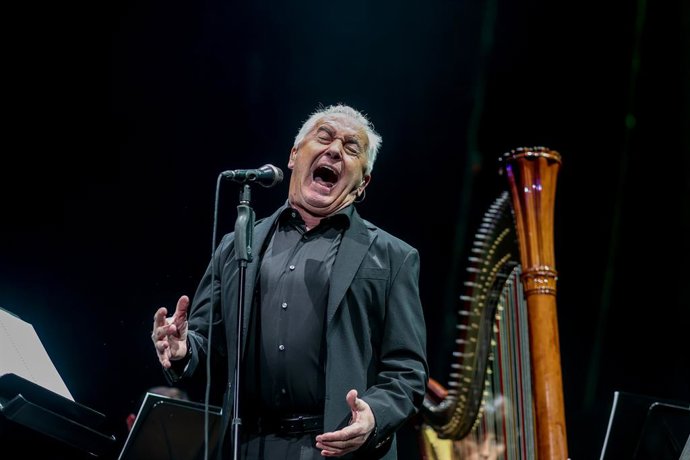 Archivo - El cantante Víctor Manuel 