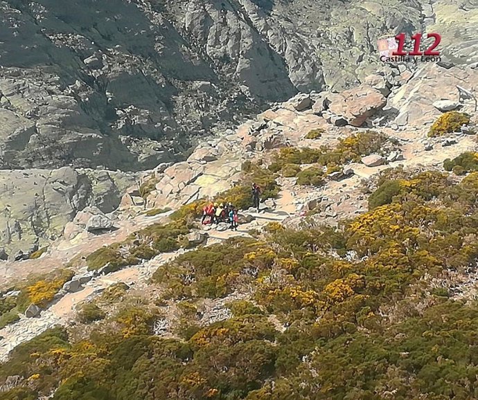 El Grupo De Rescate De Protección Civil Socorre A Tres Montañeros En La Sierra De Gredos (Ávila)