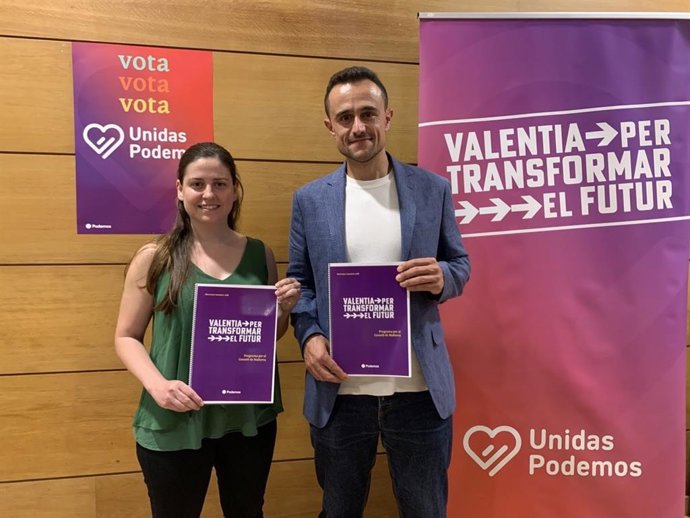 Aurora Ribot e Iván Sevillano con el programa de Podemos para el Consell de Mallorca
