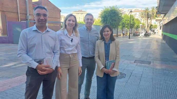La candidata a la Región de Murcia, María José Ros, segunda por la izquierda, presenta las medidas