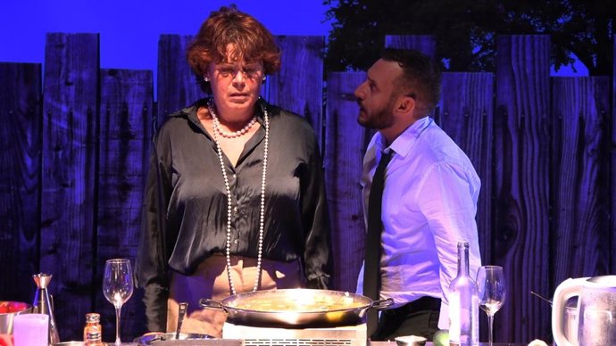 La formación madrileña Tarambana Espectáculos estrena en la Comunitat Valenciana 'Paella', una comedia con tintes de cabaré que propone una "experiencia gastroescénica".