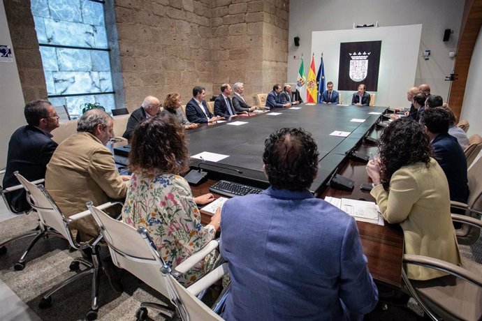 El ministro de Industria, Comercio y Turismo, Héctor Gómez, y el presidente de la Junta de Extremadura, Guillermo Fernández Vara, se reúnen en Mérida con representantes del sector industrial