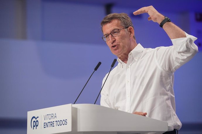 El presidente del Partido Popular, Alberto Núñez Feijóo, interviene durante un mitin del PP, a 12 de mayo de 2023, en Vitoria, País Vasco (España). Feijóo ha participado en un acto de campaña del Partido Popular para arropar a los candidatos para las elec