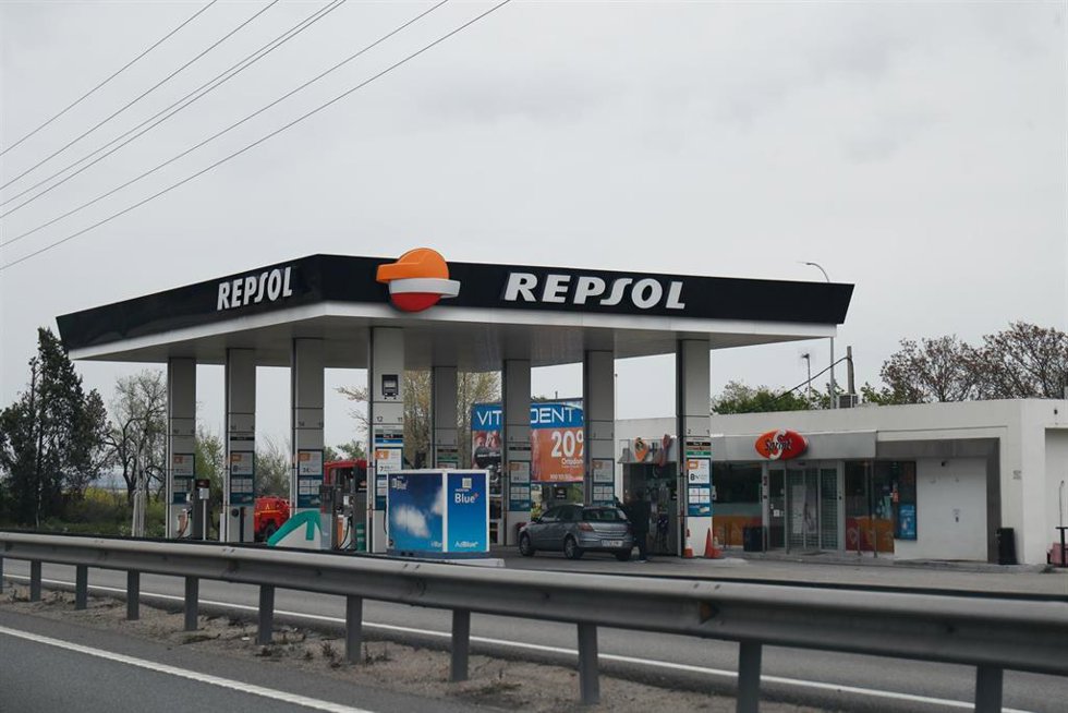 Archivo - Una estación de servicio de Repsol