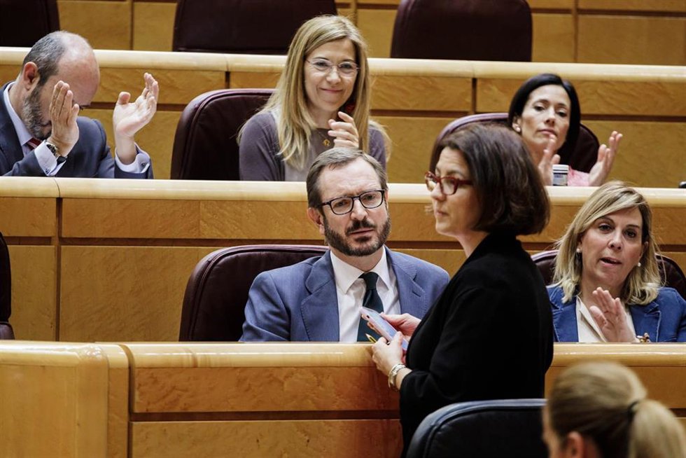 El portavoz del PP en el Senado, Javier Maroto (c) y por delante, la portavoz del PSOE en el Senado, Eva Granados, durante una sesión plenaria, en el Senado, a 26 de abril de 2023, en Madrid (España). Durante el pleno en el Senado han aprobado y debatid