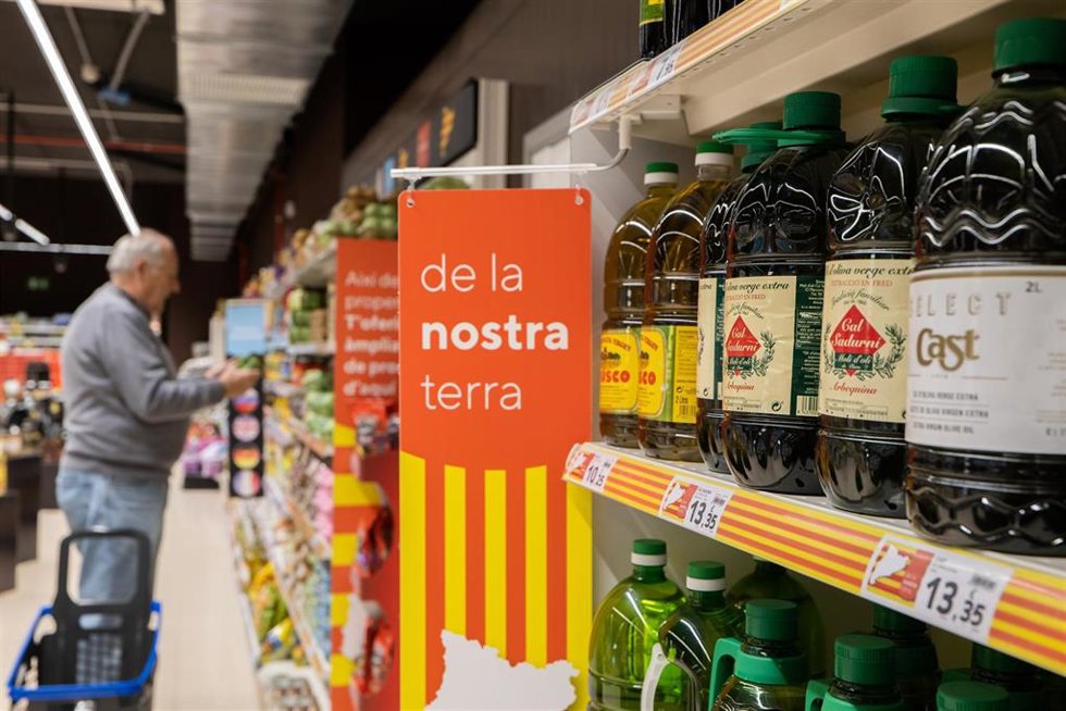 Archivo - Cartel que identifica productos de proximidad en un supermercado Caprabo.
