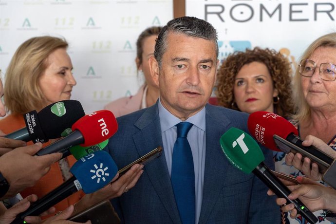 El consejero de la Presidencia, Interior, Diálogo Social y Simplificación Administrativa, Antonio Sanz,  atiende a los medios de comunicación en Huelva.
