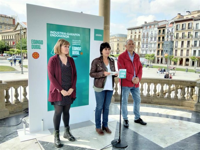 Arantxa Izurdiaga, Laura Aznal y Adolfo Araiz en el acto de este lunes.