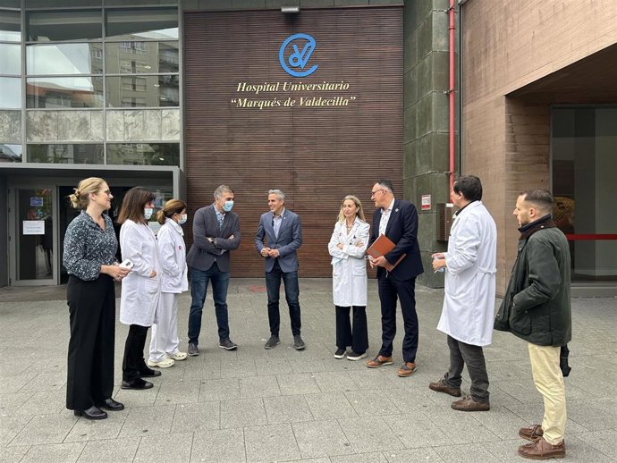 El secretario general del PSC-PSOE y candidato a la Presidencia de Cantabria, Pablo Zuloaga, en la puerta del Hospital Valdecilla.