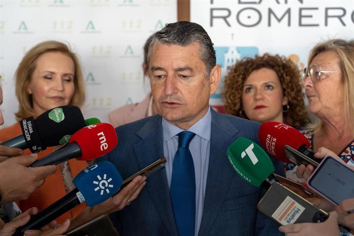 El consejero de la Presidencia, Interior, Diálogo Social y Simplificación Administrativa, Antonio Sanz,  atiende a los medios de comunicación en Huelva antes de presidir la reunión del Comité Asesor del Plan Romero 2023.