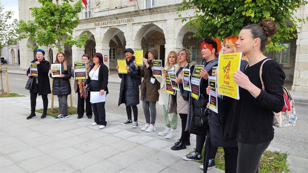 Profesionales del sector de la imagen personal se concentran frente al Parlamento de Cantabria.