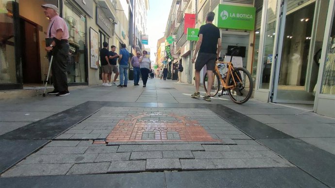 Baldosas deterioradas en la calle Santa Eulalia de Mérida.