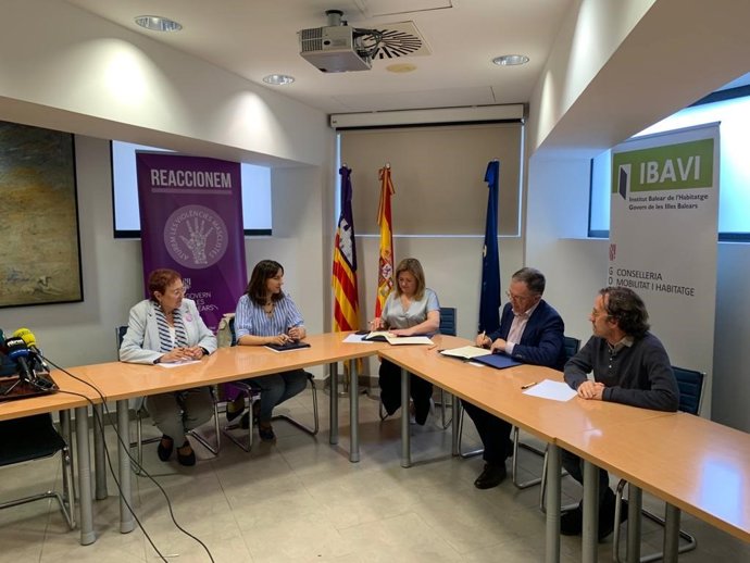 La consellera de Presidencia, Función Pública e Igualdad, Mercedes Garrido; el conseller de Movilidad y Vivienda, Josep Marí, y la directora del IBDona, Maria Duran, junto con los representantes de Estel de Llevant y Casal Petit