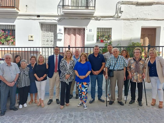 Carolina España junto a la candidata del PP de Algarrobo, Natacha Rivas, en un encuentro con afiliados