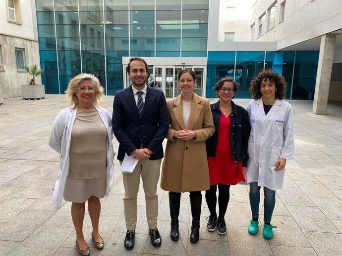 El candidato a la Presidencia del Gobierno de La Rioja, Ángel Íñiguez, ha presentado esta mañana a las puertas del Hospital San Pedro las principales propuestas programáticas de la formación naranja en el ámbito sanitario