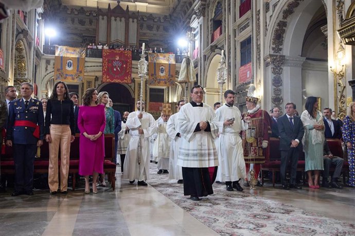 La presidenta de la Comunidad de Madrid, Isabel Díaz Ayuso, mientras pasan sacerdotes durante una misa en la que se clausura el Año Santo Jubilar de San Isidro en la Real Colegiata de San Isidro