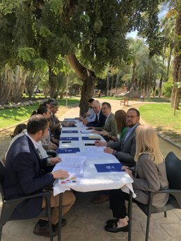 El candidato del PP a la Alcaldía de Murcia, José Ballesta, en una reunión con representantes de la Asociación de Empresas del Medio Ambiente de la Región de Murcia y de la Asociación Nacional de Productores de Energía Fotovoltaica