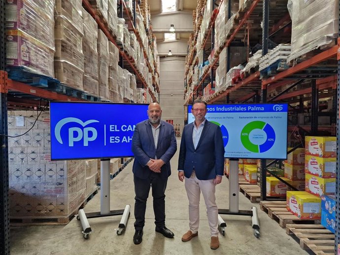 El candidato del PP a la alcaldía de Palma, Jaime Martínez, junto al número dos al Govern, Alejandro Sáenz de San Pedro.