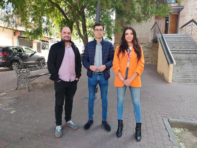El candidato del PSOE a la Alcaldía de Salamanca, José Luis Mateos (centro), junto a los socialistas José María Collados y Sarah Pérez.