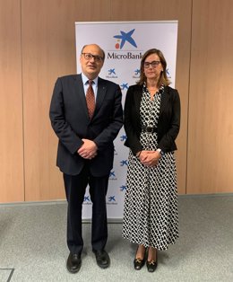 La directora general de MicroBank, Cristina González, y el presidente de Banc, Xavier Panés