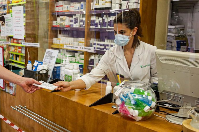 Archivo - Una farmacéutica 