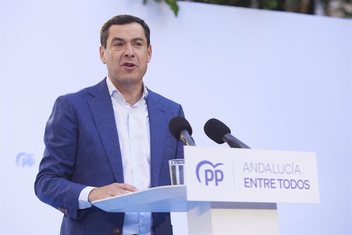 El presidente de la Junta de Andalucía, Juanma Moreno, interviene durante el acto de inicio de campaña del PP para las elecciones municipales en la plaza de la Albaicín, a 11 de mayo de 2023 en Sevilla (Foto de archivo).