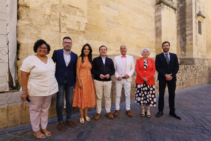 José Manuel Albares (centro), junto a Antonio Hurtado (3 dcha.) e Isabel Romero (2 dcha.) y otros miembros de la candidatura del PSOE y del Instituto Halal.