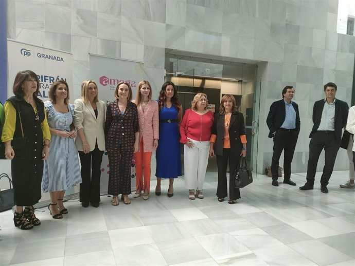 Cuca Gamarra, cuarta por la izquierda en la imagen, con Marifrán Carazo a su derecha, en un encuentro con empresarias en Granada