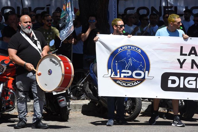 Archivo - Miembros de JUPOL durante una concentración, frente al Complejo Policial de Moratalaz, a 27 de junio de 2022, en Madrid (España). 