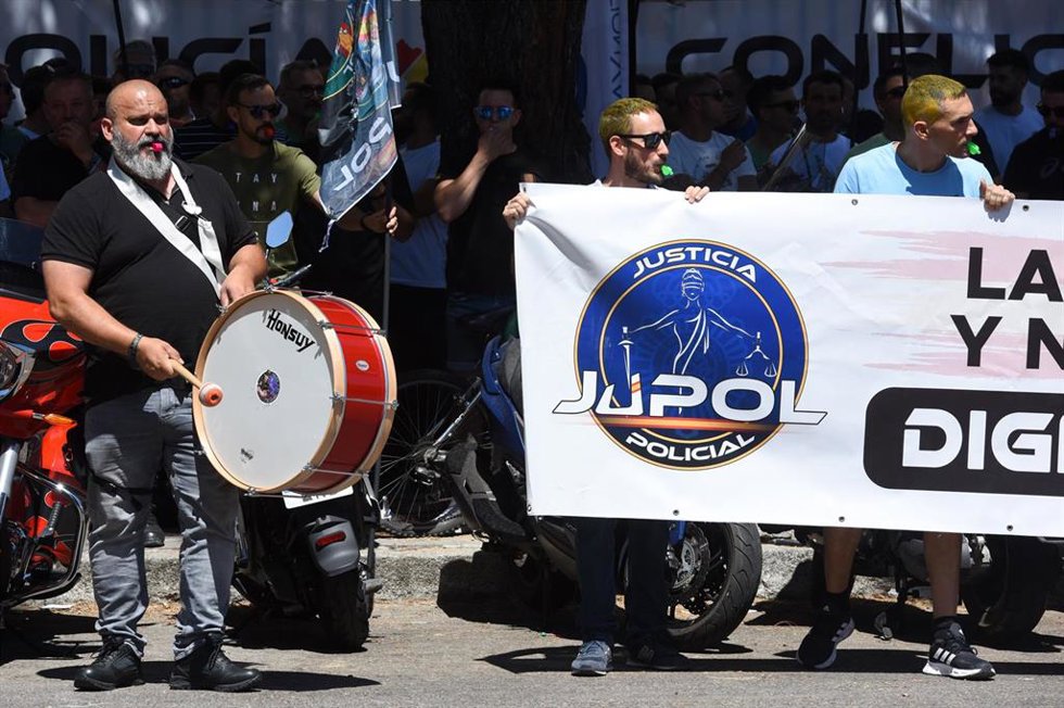Archivo - Miembros de JUPOL durante una concentración, frente al Complejo Policial de Moratalaz, a 27 de junio de 2022, en Madrid (España). 