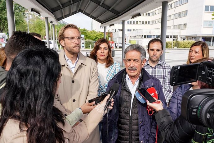 El presidente de Cantabria y candidato del PRC a la reelección, Miguel Ángel Revilla (derecha), y el candidato regionalista a la Alcaldía de Santander, Felipe Piña (izda), en la Plaza de la Ciencia